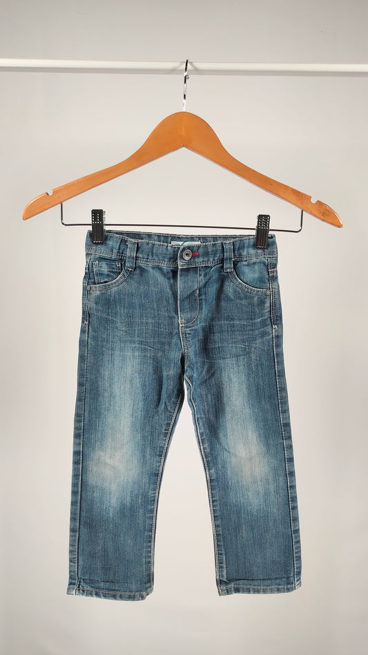 Jeans con detalle de la marca