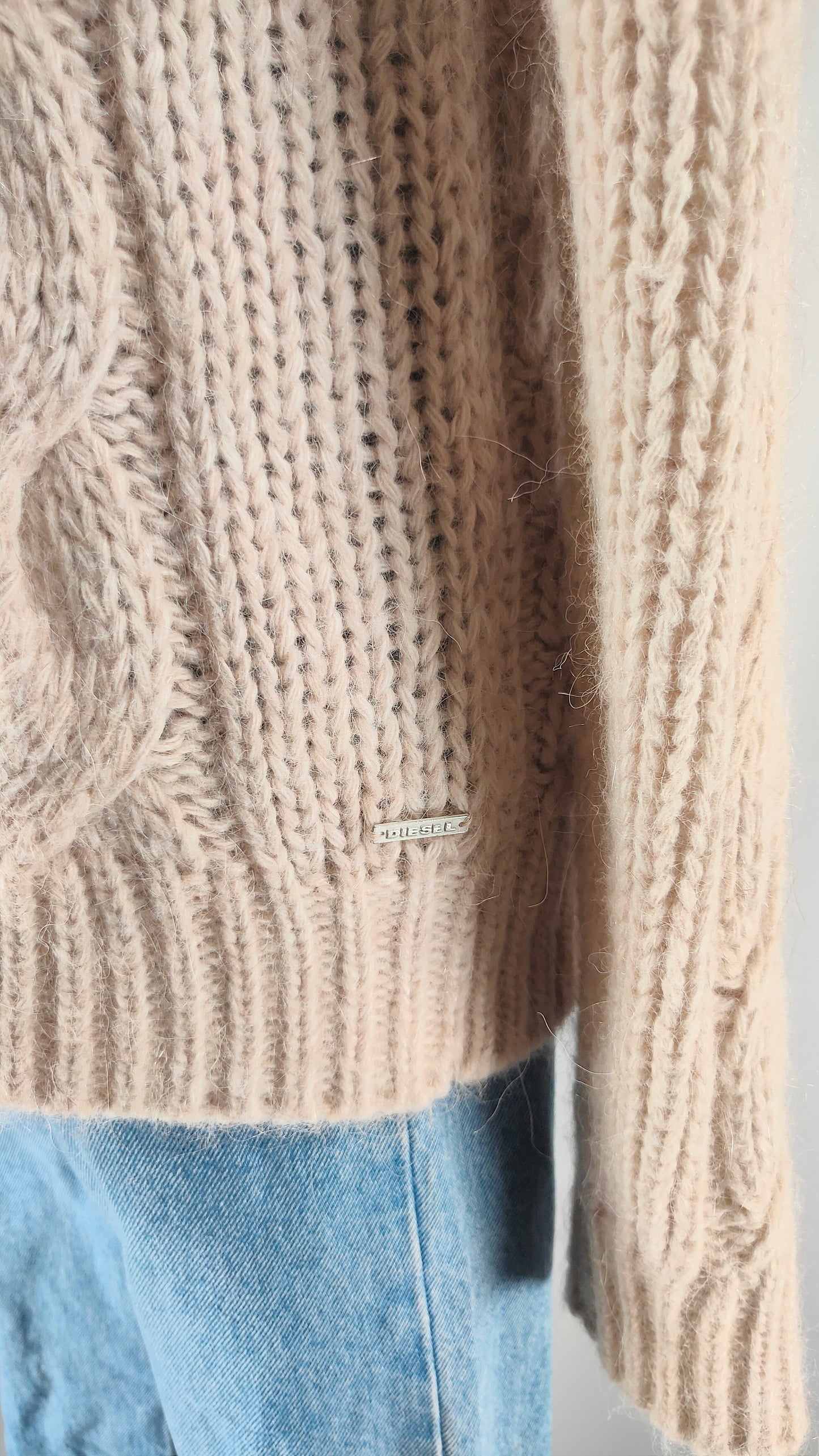 Jersey de lana beige con cuello de pico