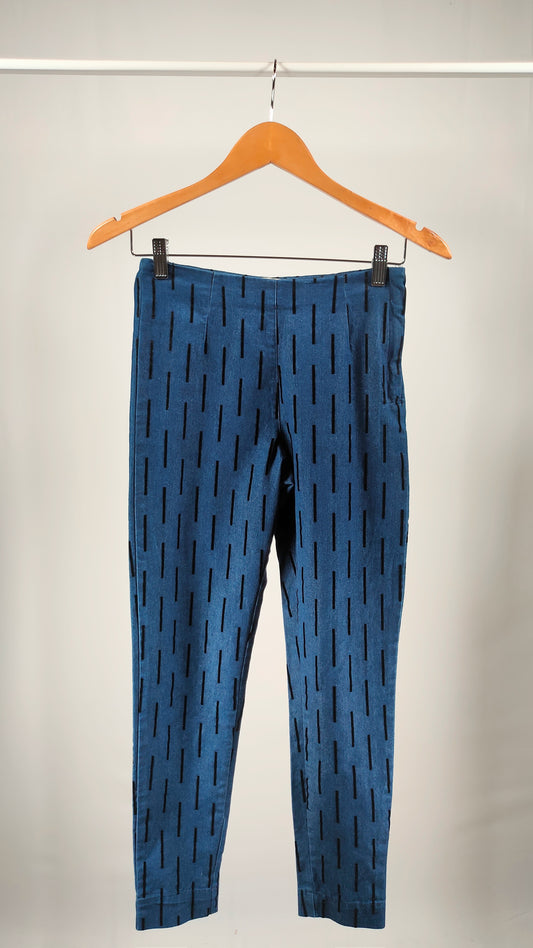 Pantalones con adornos verticales aterciopelados