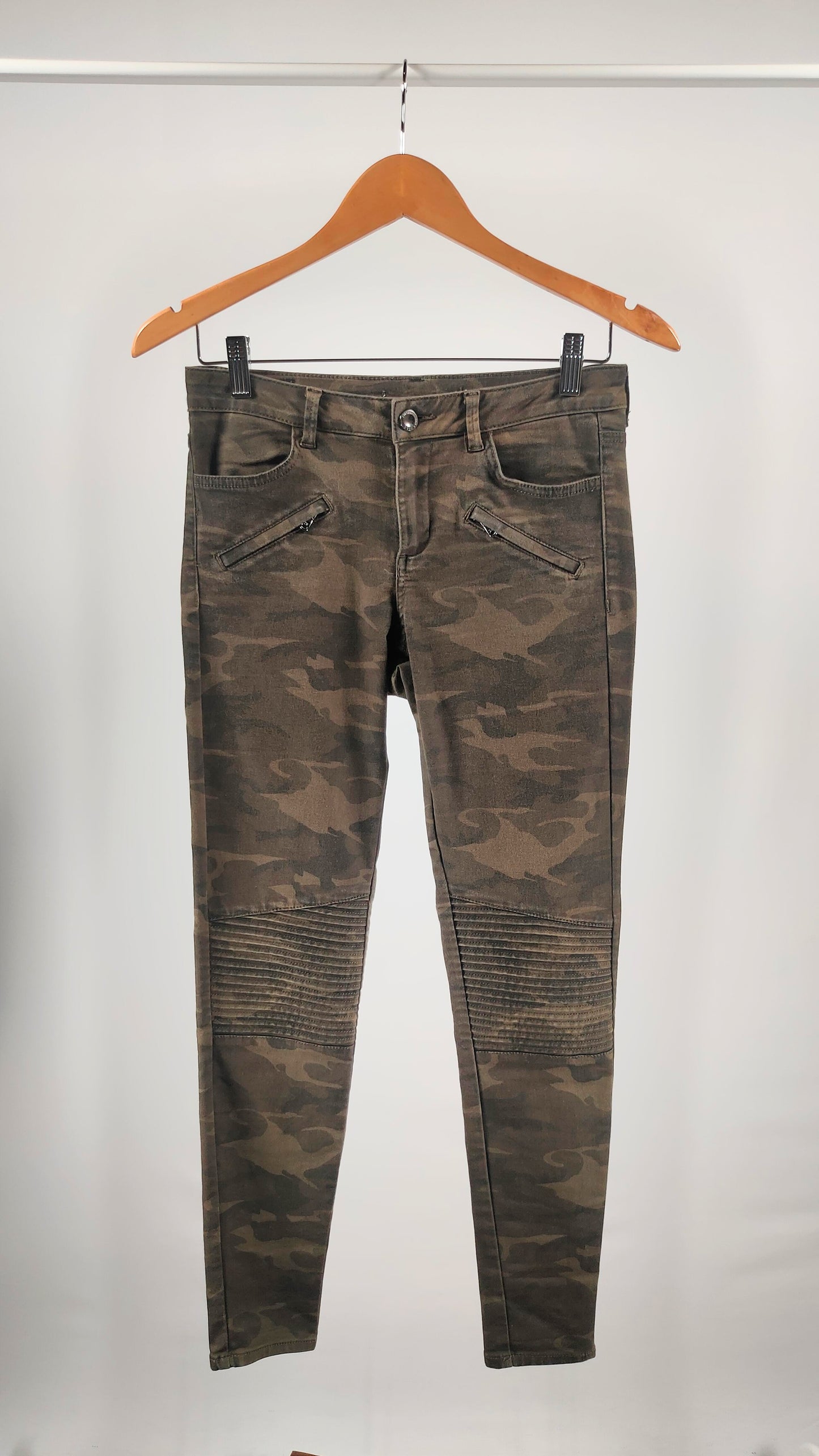 Pantalón estampado militar Zara