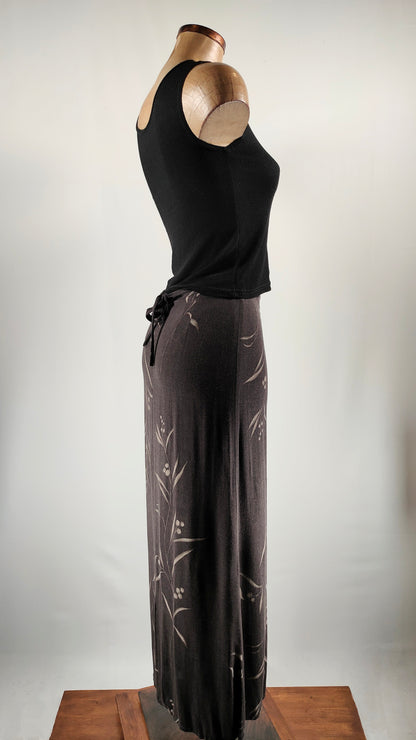 Falda larga marrón con estampado floral