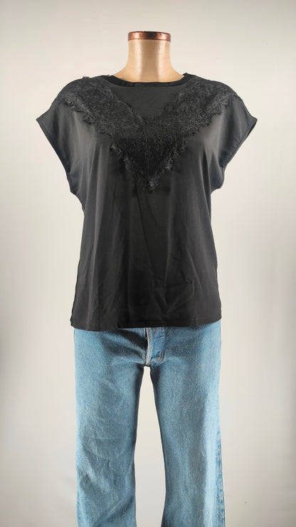 Camiseta negra con detalle de encaje