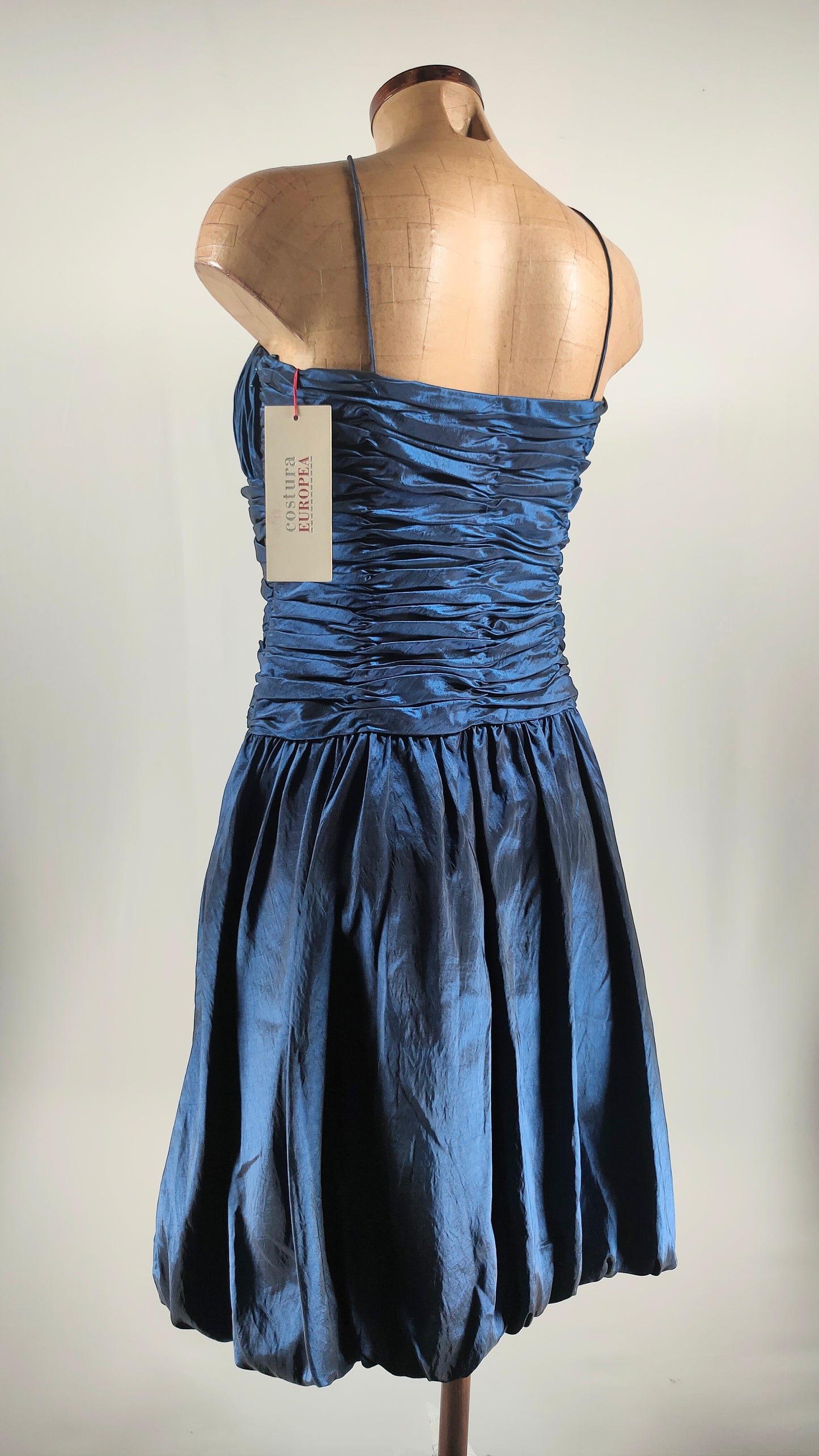 Vestido de fiesta azul con cintura fruncida