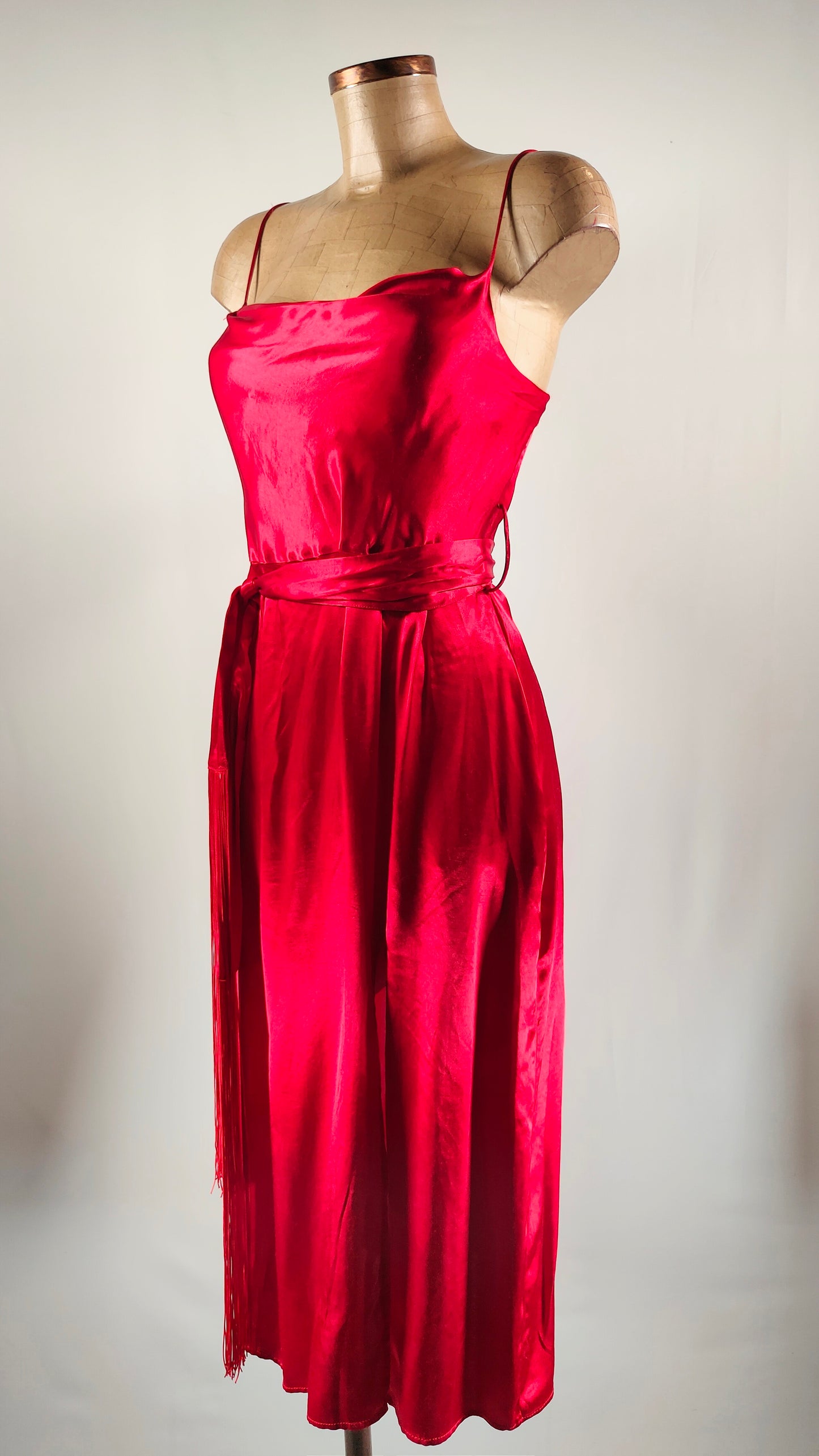 Vestido rojo satén con obertura en falda