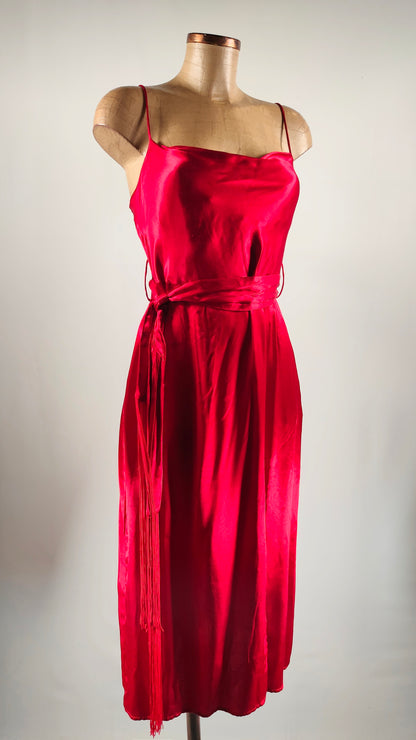 Vestido rojo satén con obertura en falda