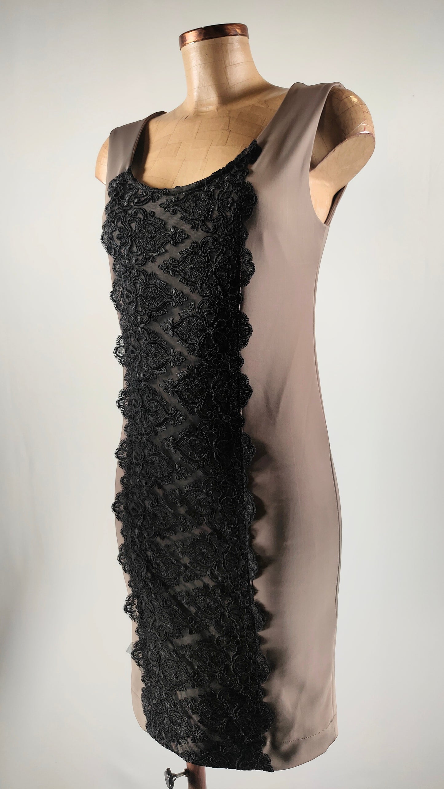 Vestido cóctel con detalle de encaje negro