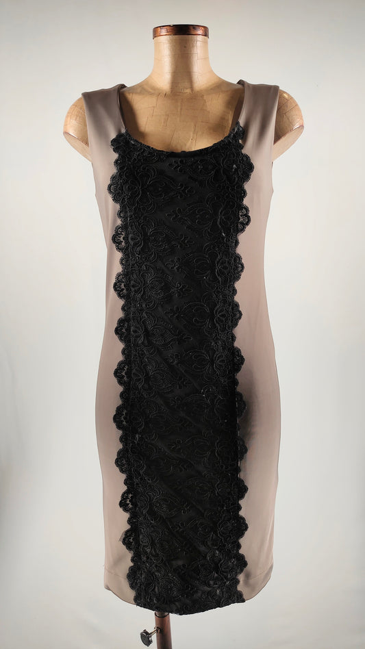 Vestido cóctel con detalle de encaje negro