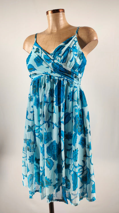 Vestido veraniego con estampado azul floral