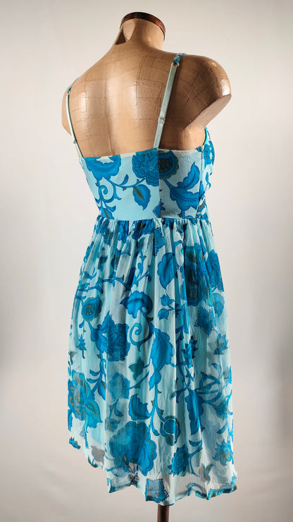 Vestido veraniego con estampado azul floral