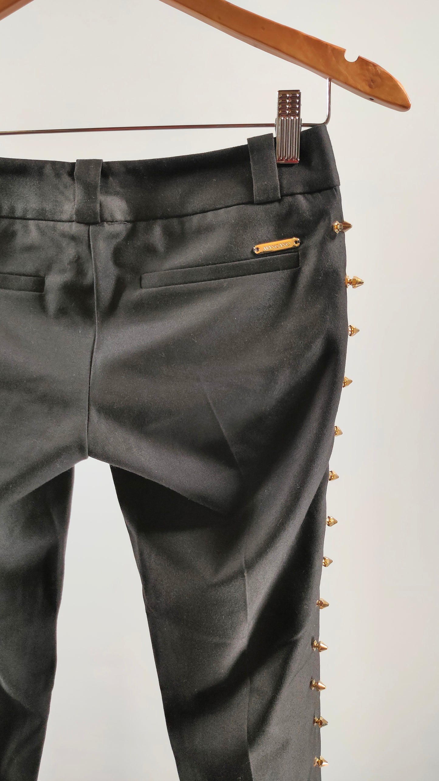 Pantalones con apliques dorados en lateral