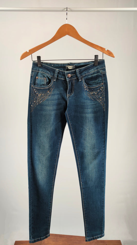 Jeans elásticos con apliques en bolsillos