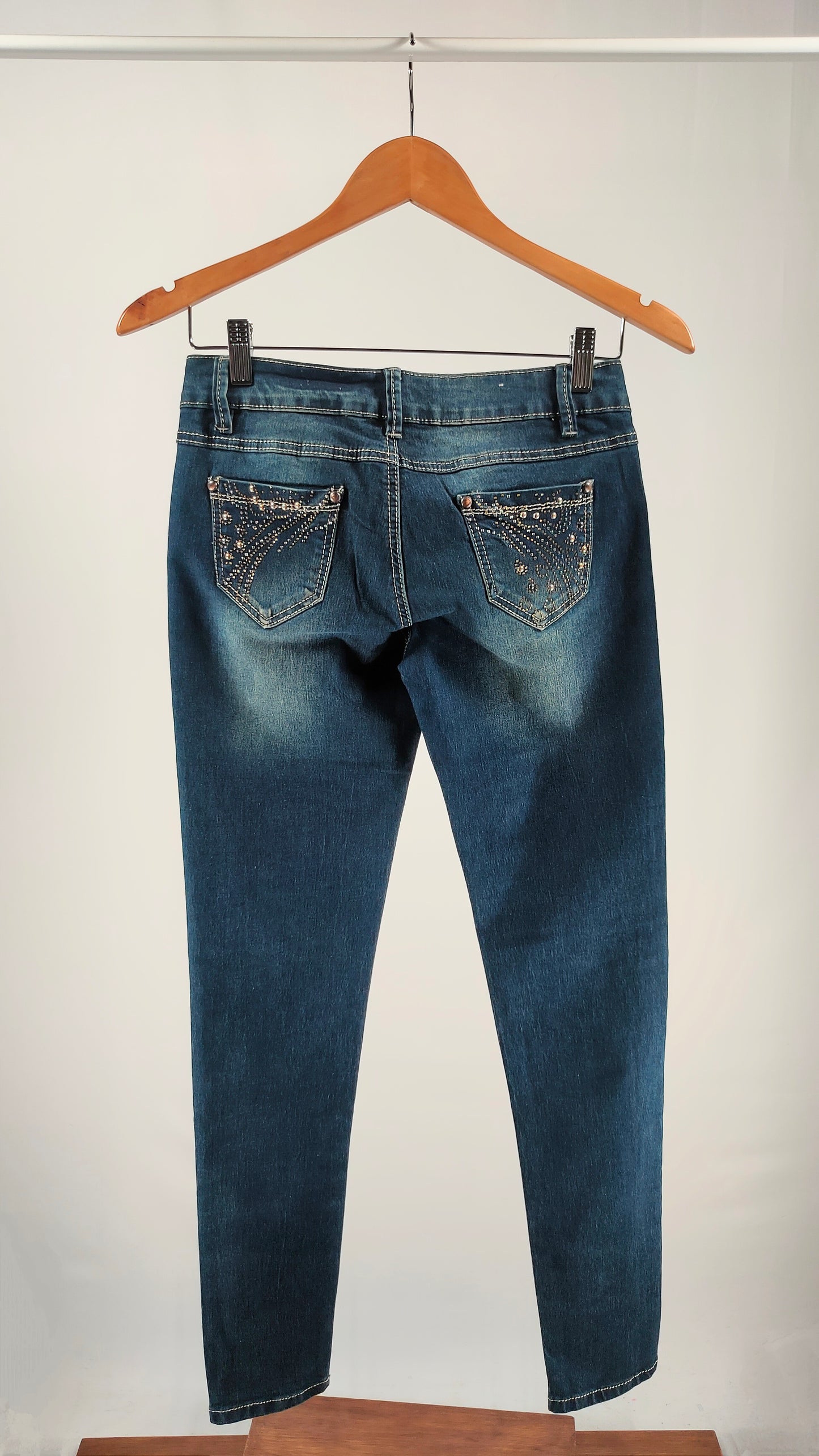 Jeans elásticos con apliques en bolsillos