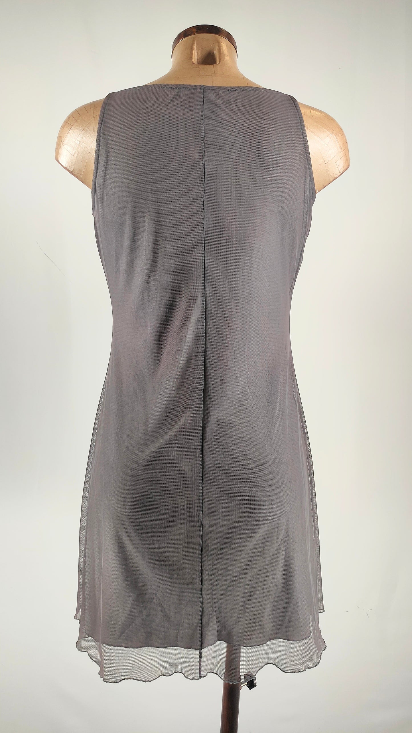 Vestido gris de nylon con apliques