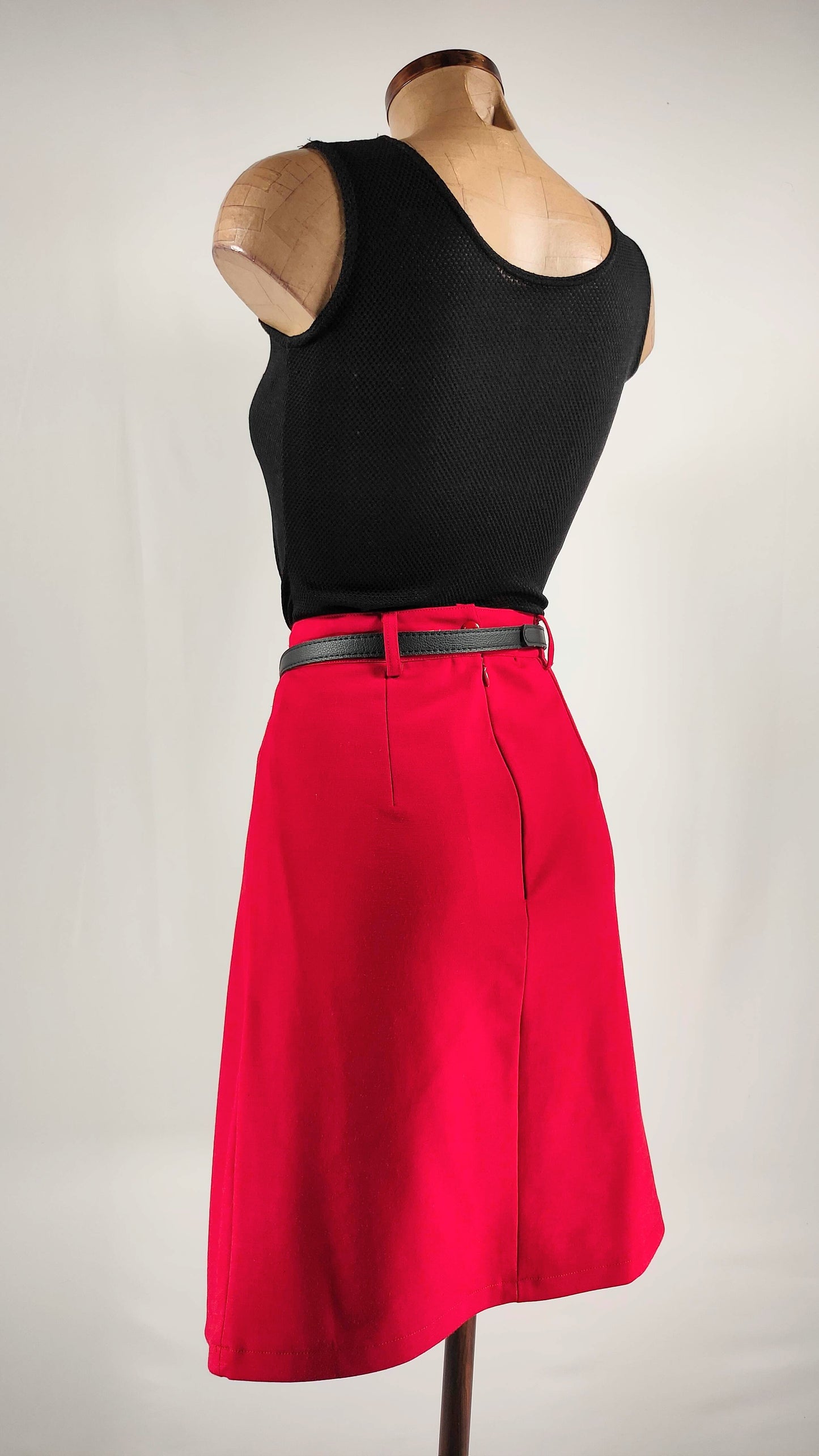 Falda con lana roja con cinturón