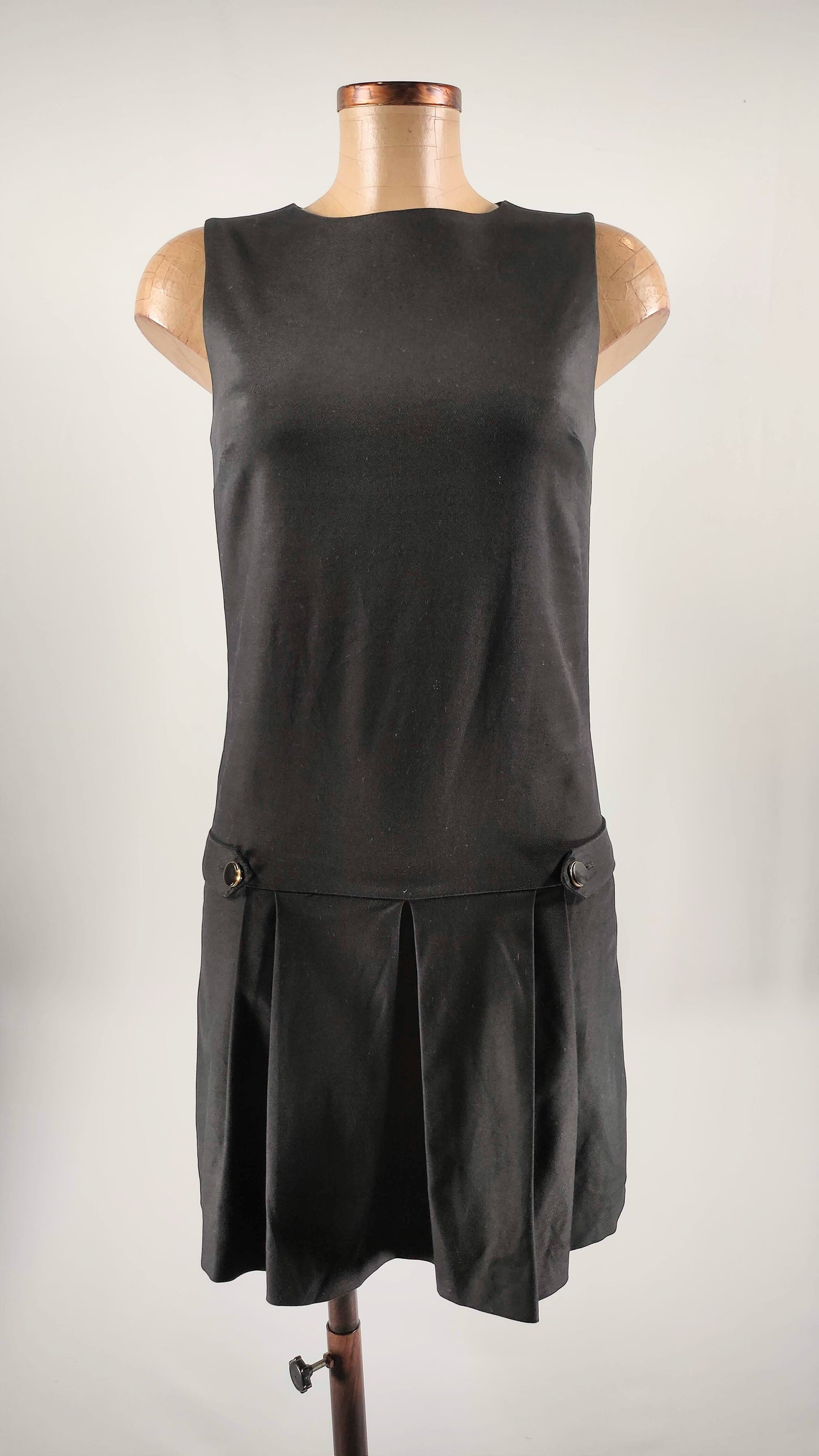 Pichi negro con detalle de botón en falda