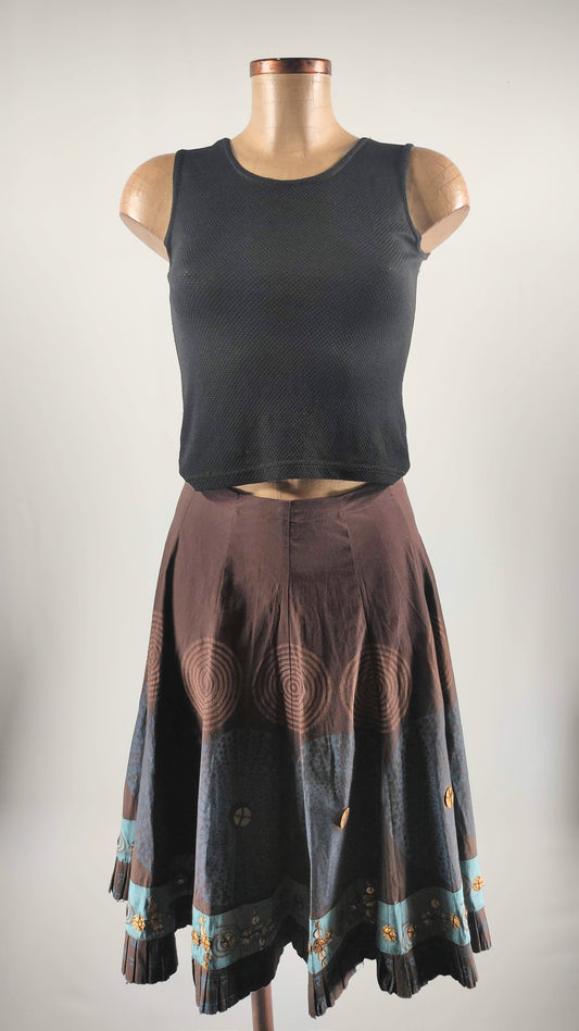 Falda con estampado étnico y detalle de apliques en cobre