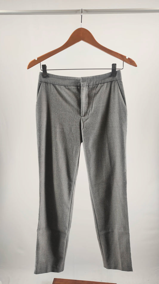 Pantalón gris recto con bolsillos