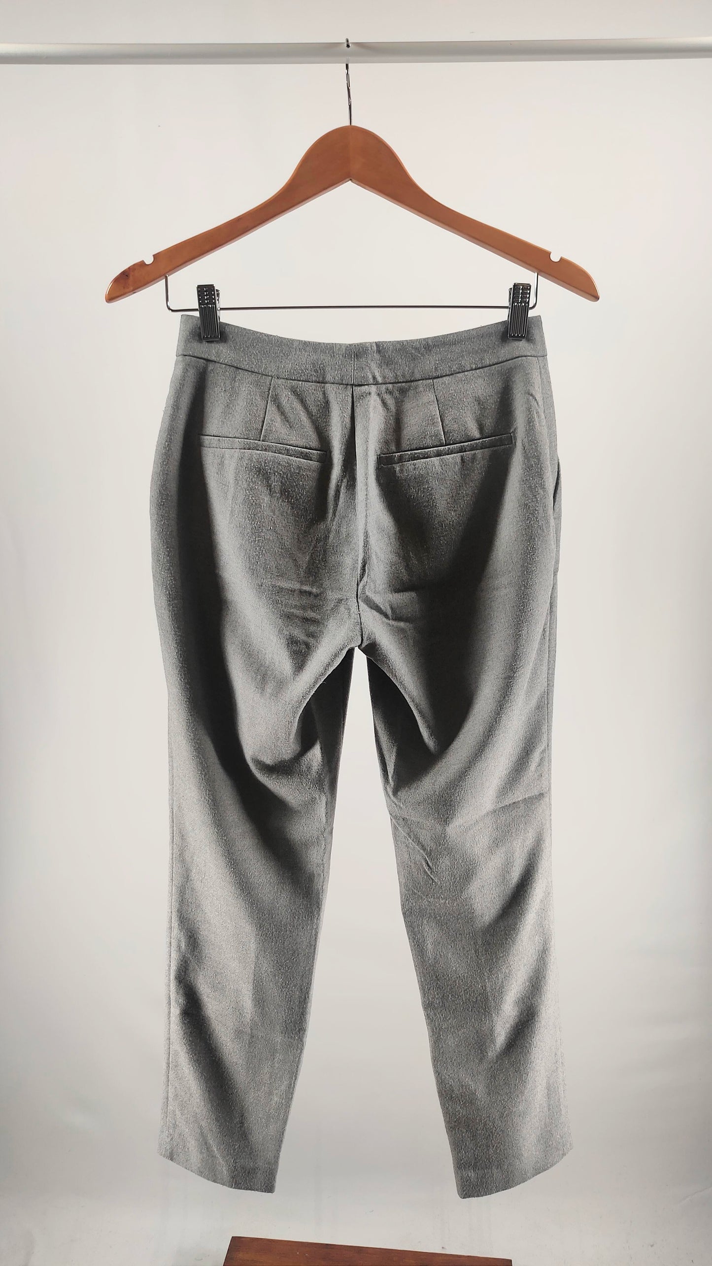 Pantalón gris recto con bolsillos