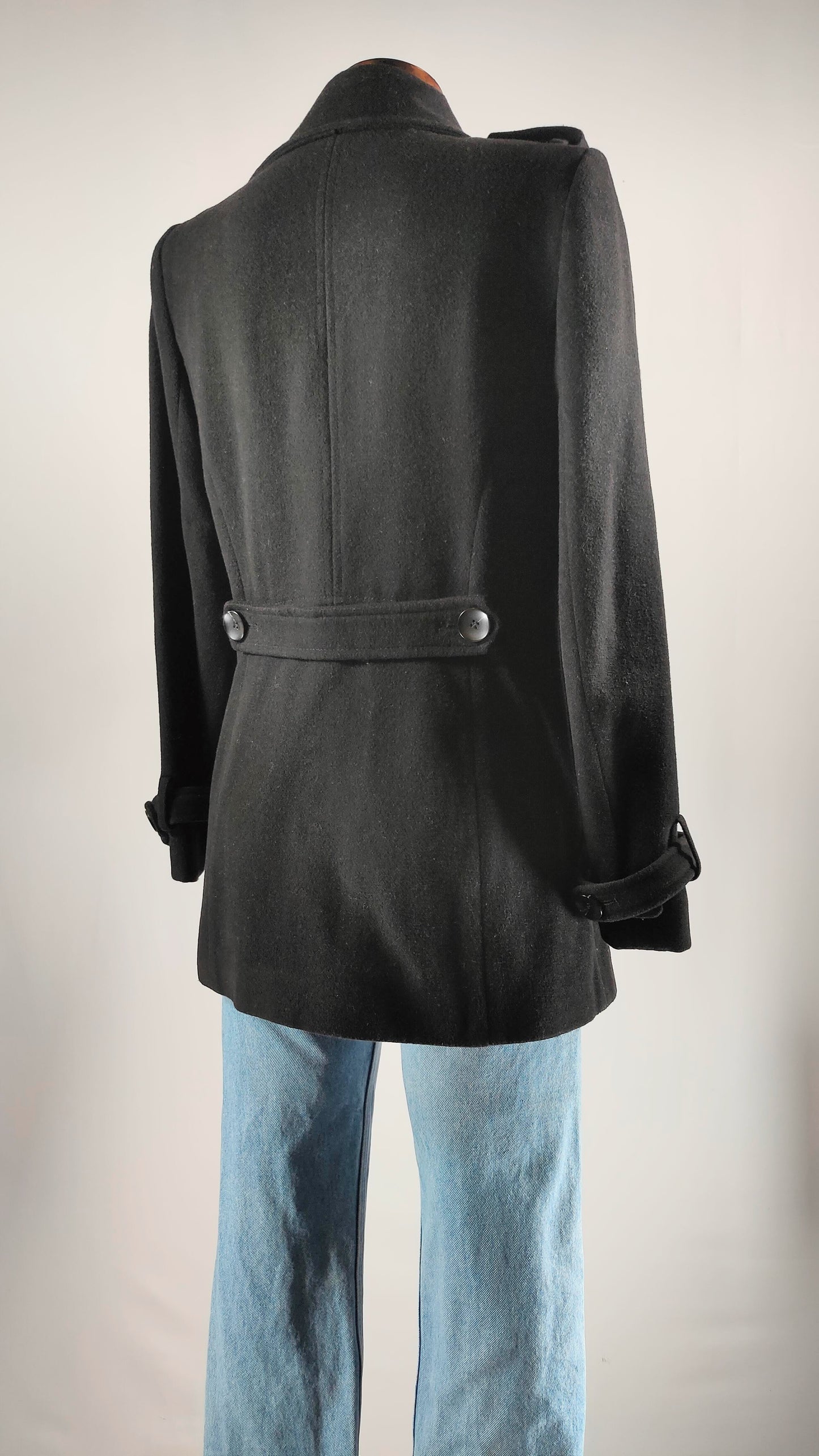 Abrigo corto negro con doble botonadura