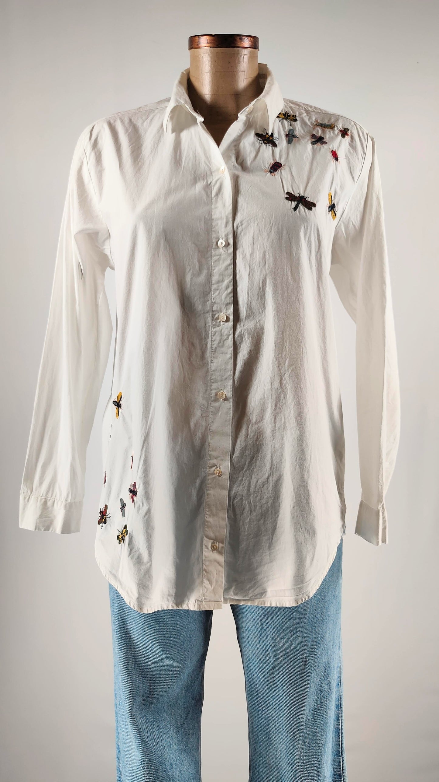 Camisa con detalle de bordado de insectos