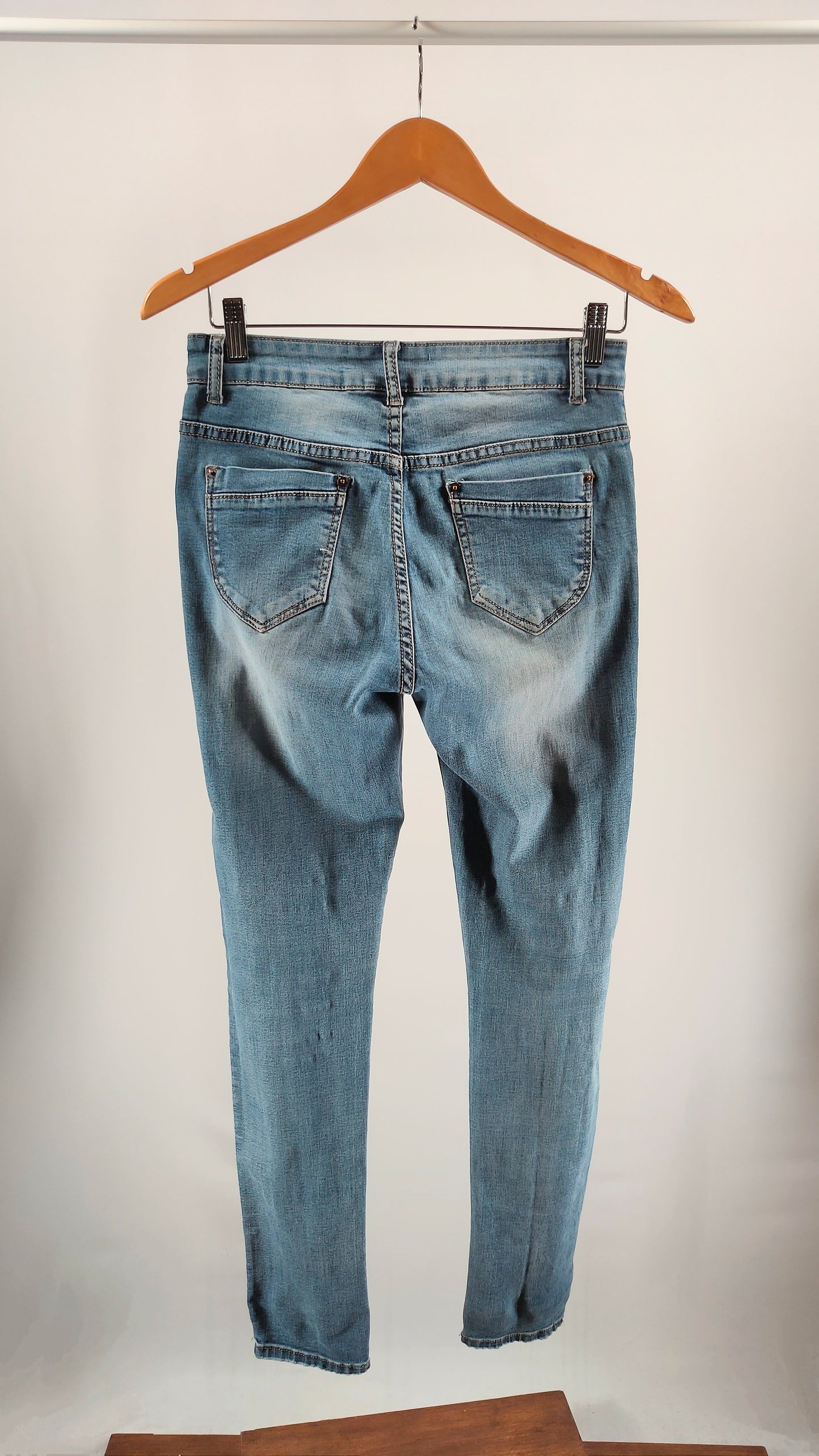 Jeans elásticos con roturas en azul claro