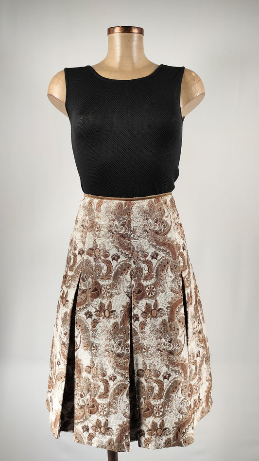 Falda con pliegues con bordado floral marrón