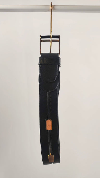 Cinturón de cuero negro y apliques dorados
