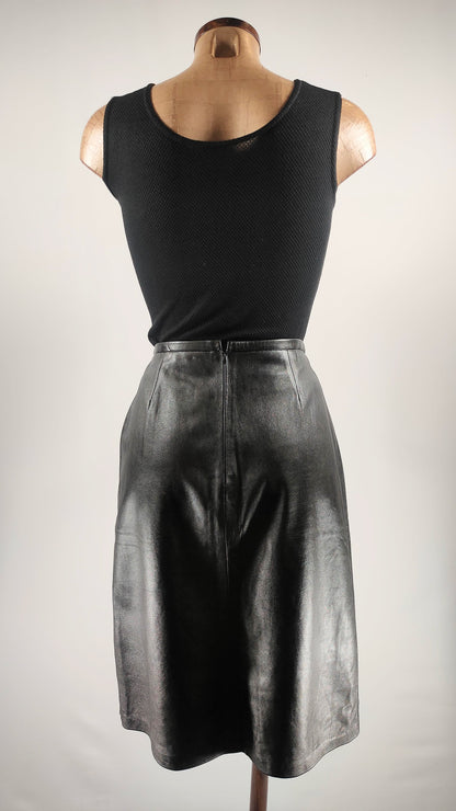 Falda midi de cuero en negro
