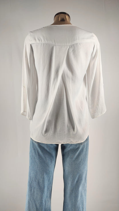 Blusa con manga remangable en blanco
