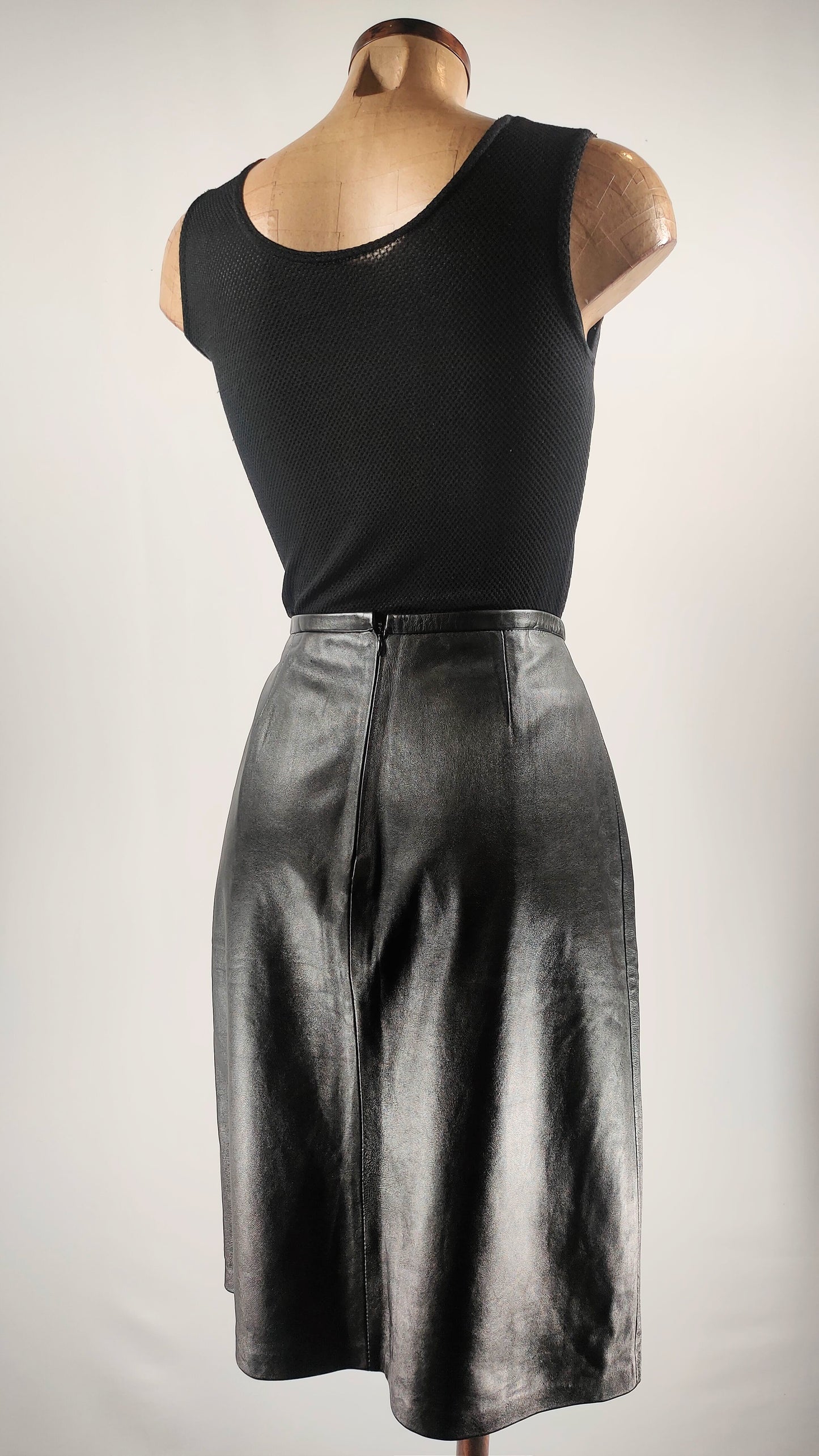 Falda midi de cuero en negro