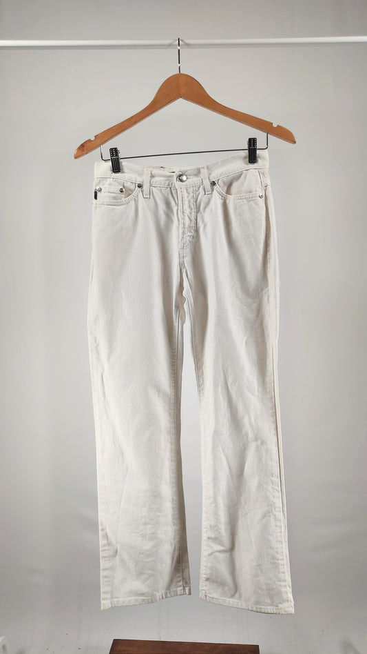Pantalones blancos con efecto roto en parte trasera