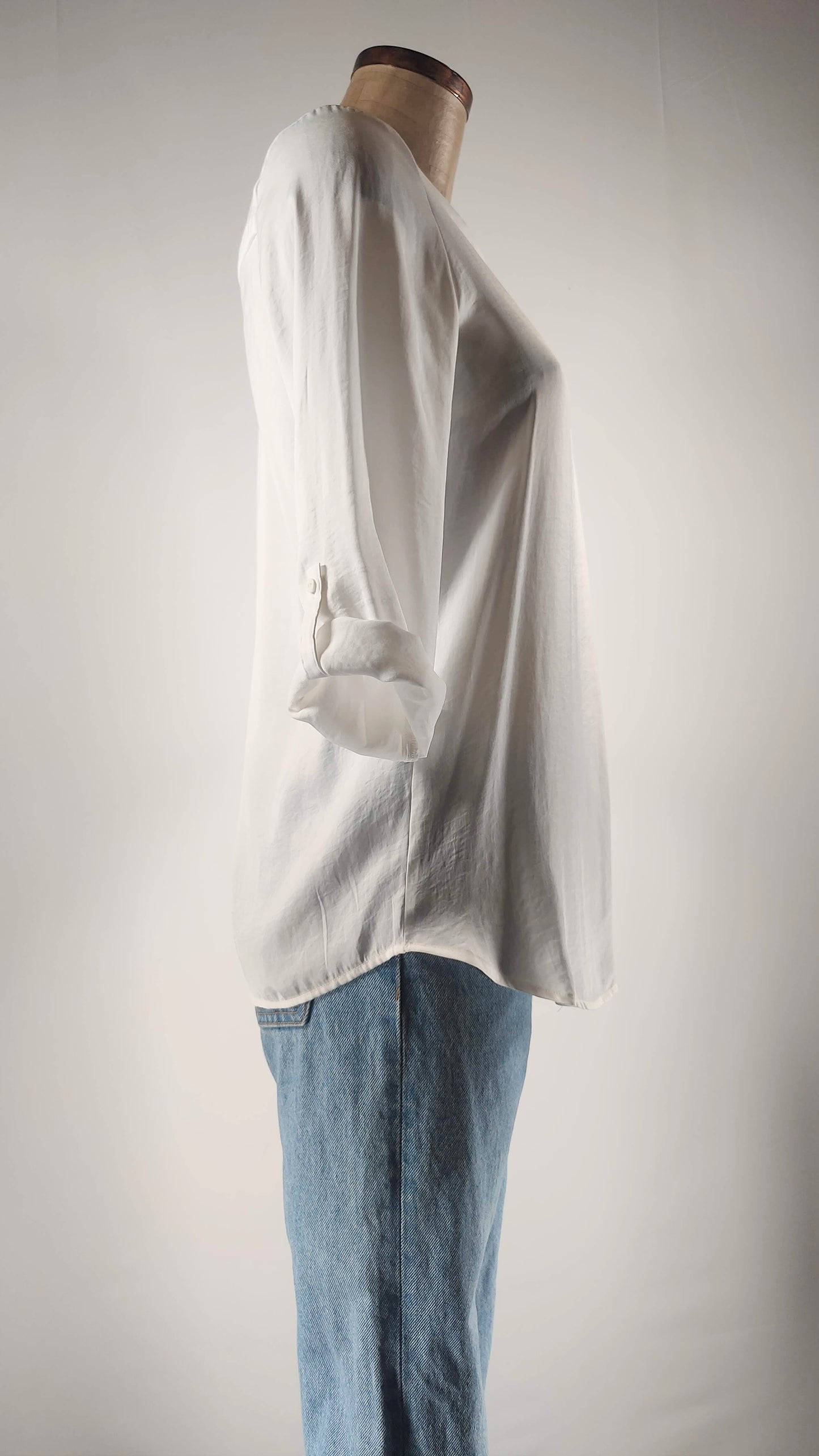 Blusa con manga remangable en blanco
