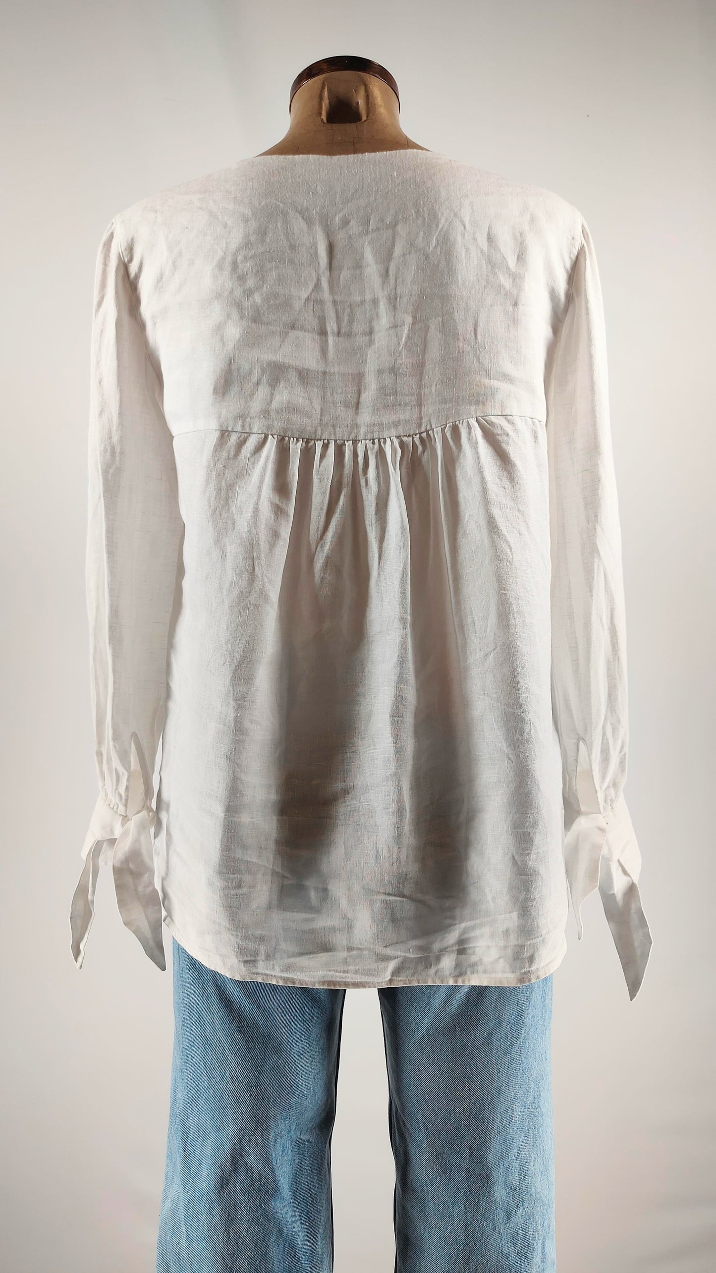 Camisa blanca de lino con lazo en puños