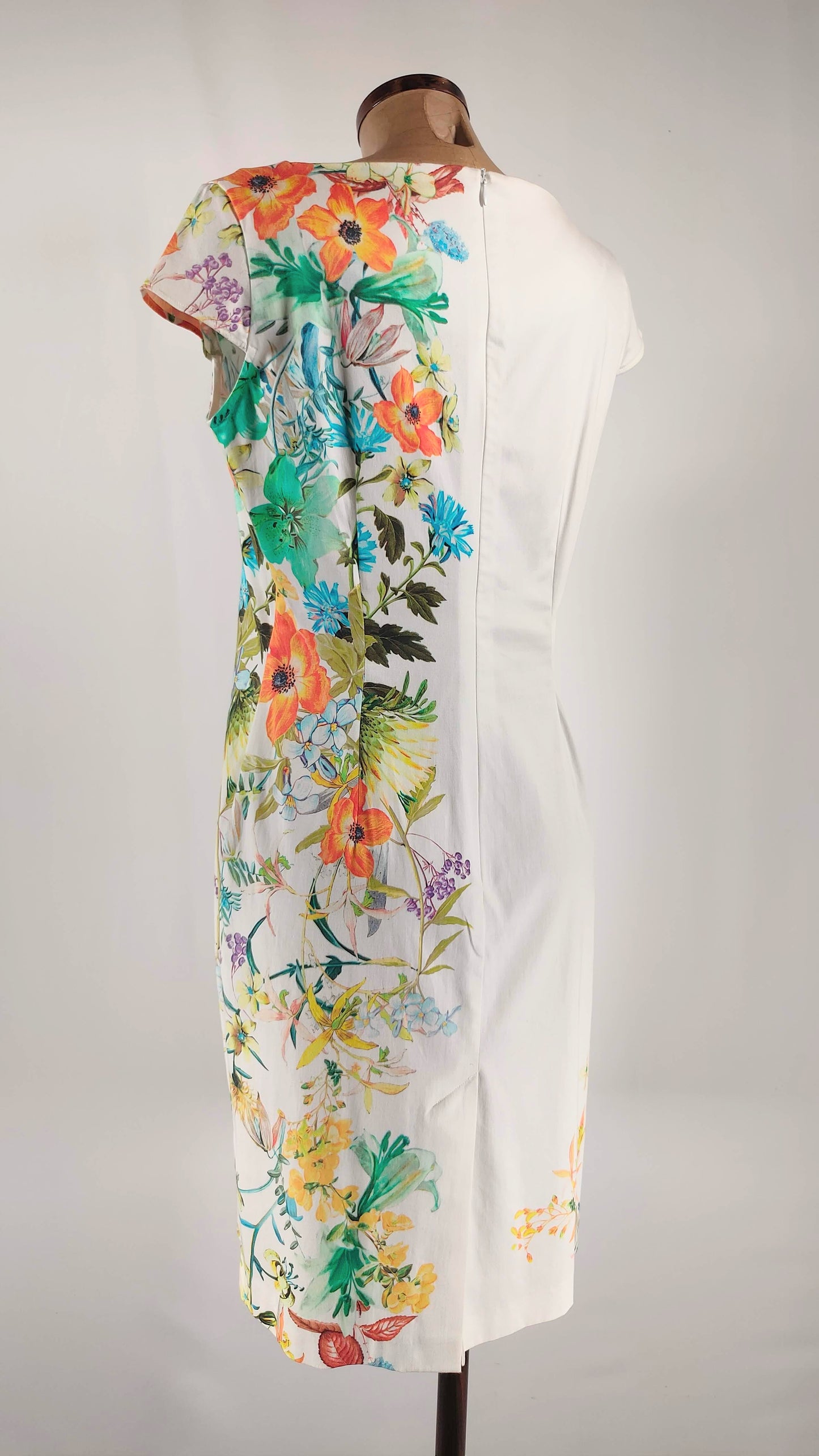 Vestido blanco con estampado multicolor floral