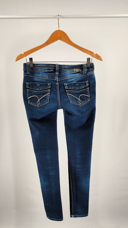Jeans elásticos con detalle de encaje en cintura
