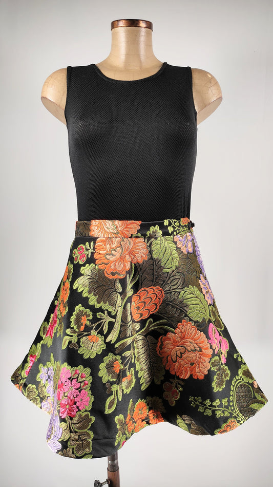 Falda bordada con motivos florales