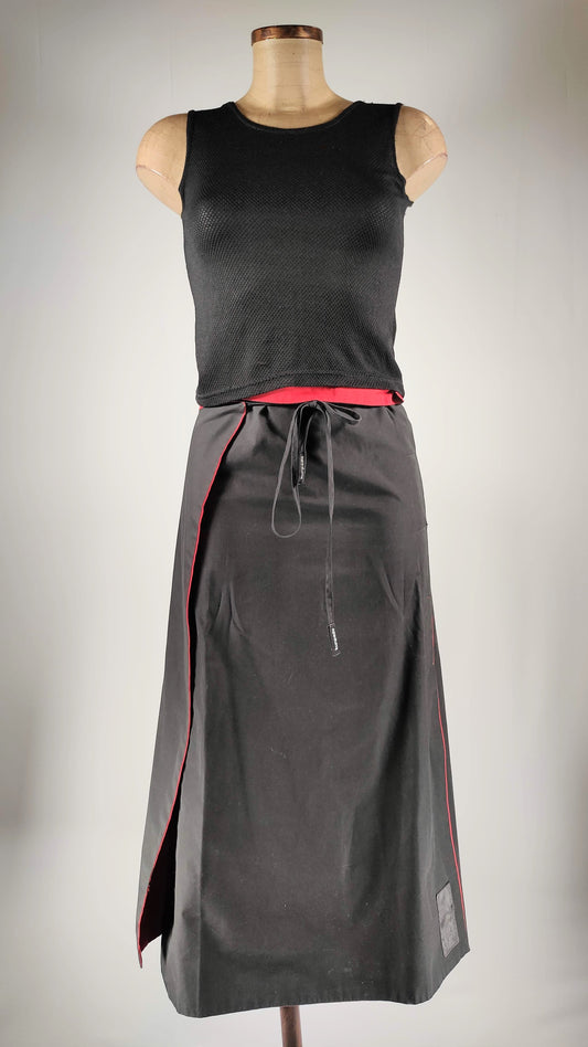 Falda Negra con forro rojo y obertura en laterales